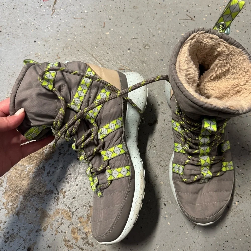 Nike Rosherun Hi Sneakerboot gray green boots